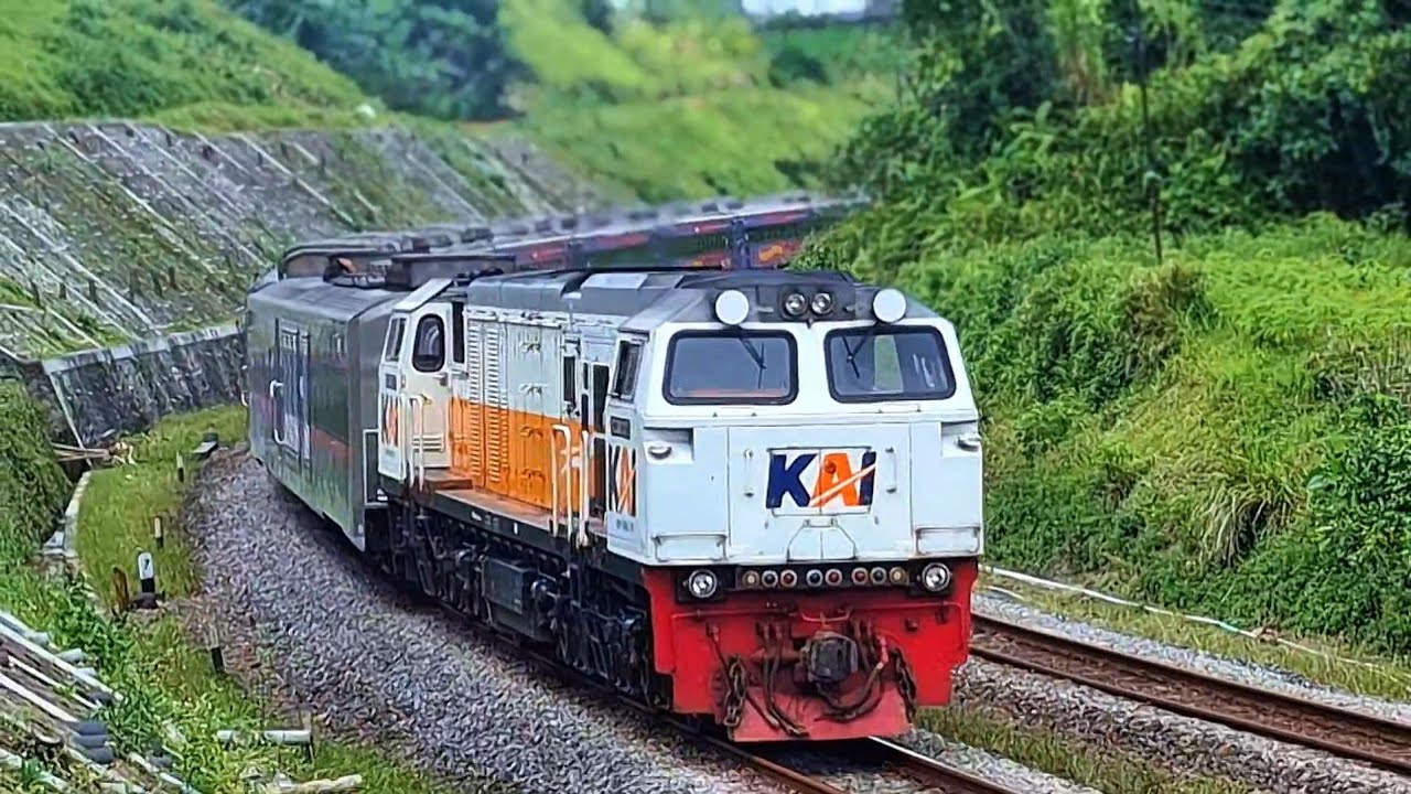 KERETA API PANJANG‼️ HUNTING KERETA API NGEBUT DI PERLINTASAN MENIKUNG