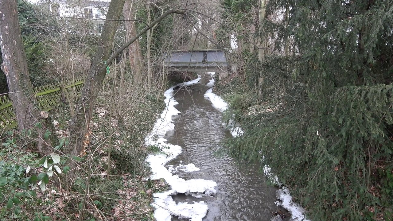 Die Ahr in Bad Neuenahr im Januar
