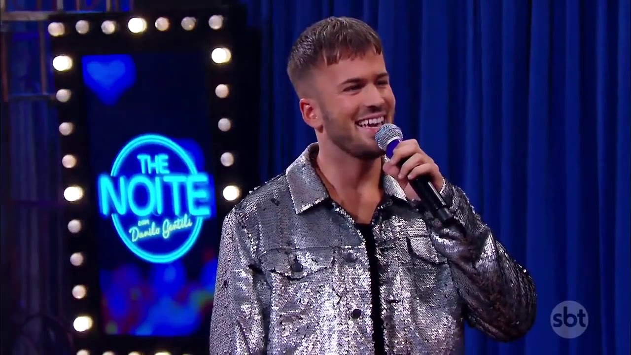 David Carreira volta a falar 'brasileiro' no The Noite