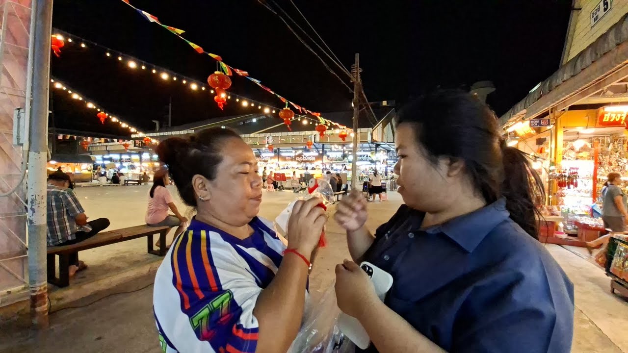 3 แม่ลูก มาป่วนตลาดจตุจักร