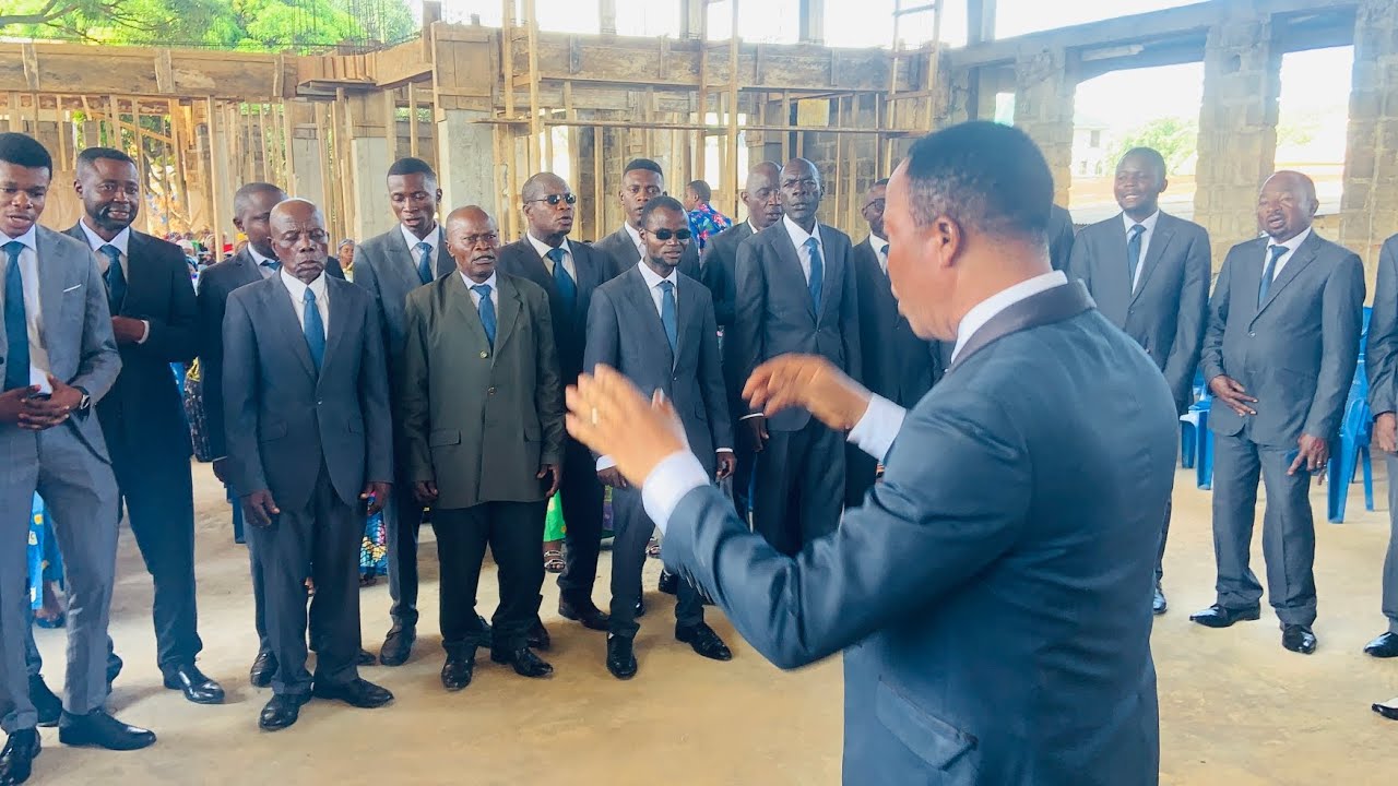 CHORALE VBNM HOMME (chante Zola) À LA PAROISSE DE KINKANDA
