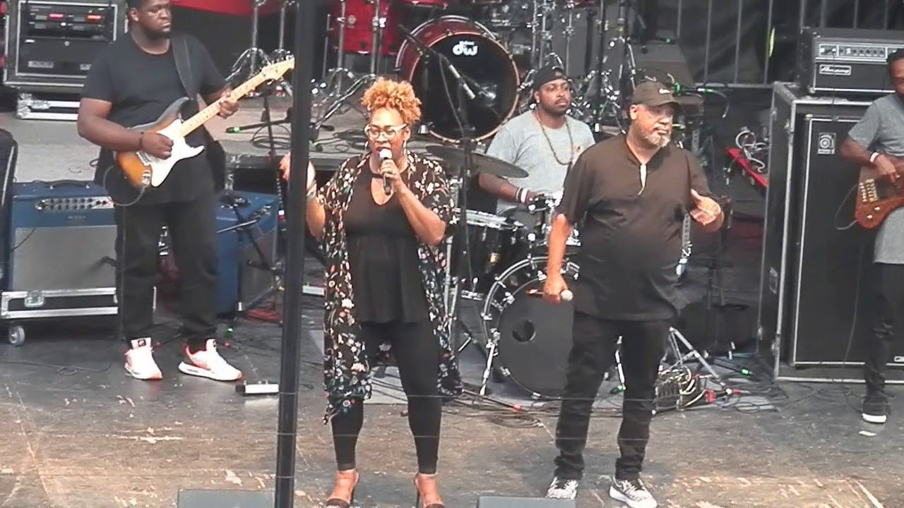 'Philly Love' Kindred the Family Soul - "Stars" Clip (LIVE)
