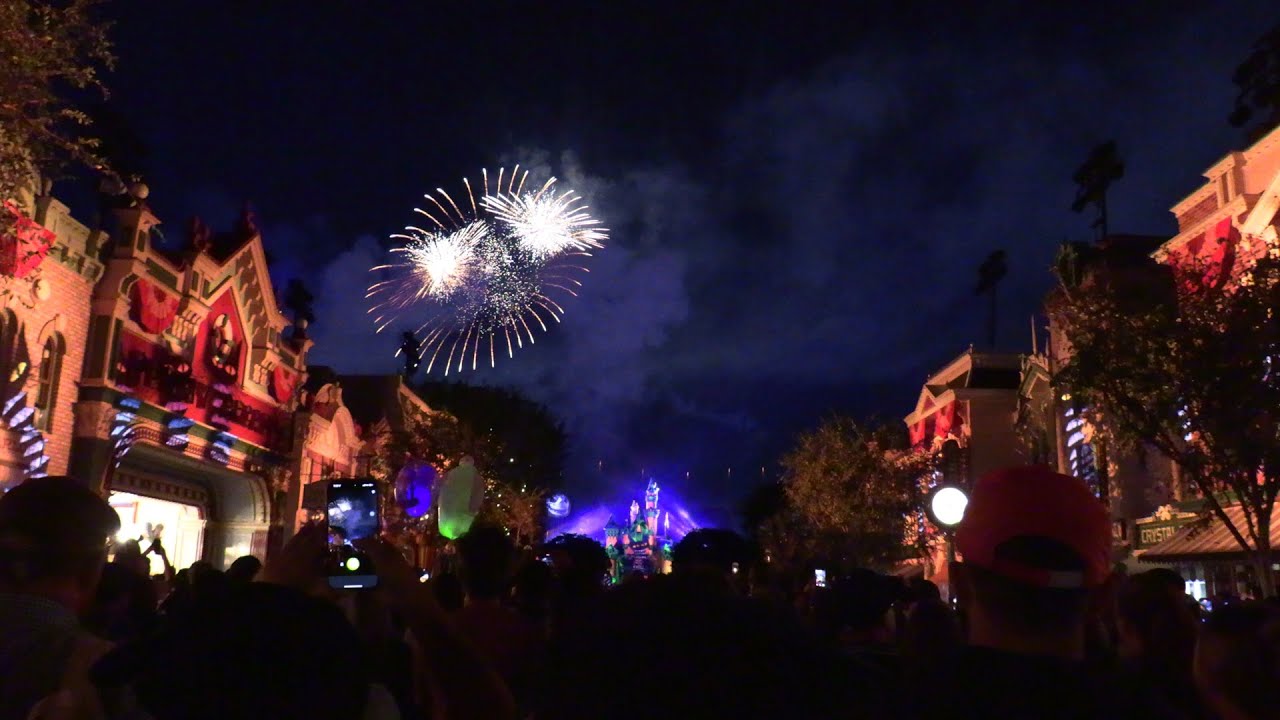 Halloween Screams Fireworks @ Disneyland - October 18, 2025 [4K]