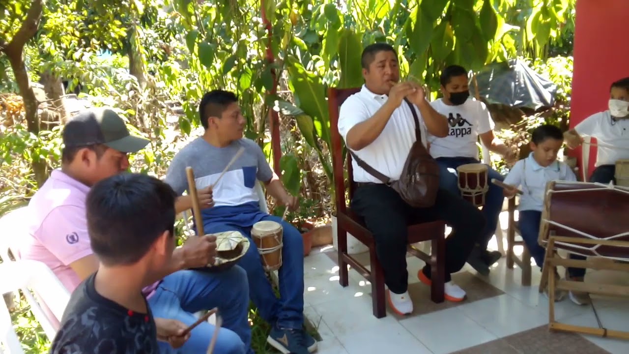 música tabasqueña con tambores y flauta de carrizo