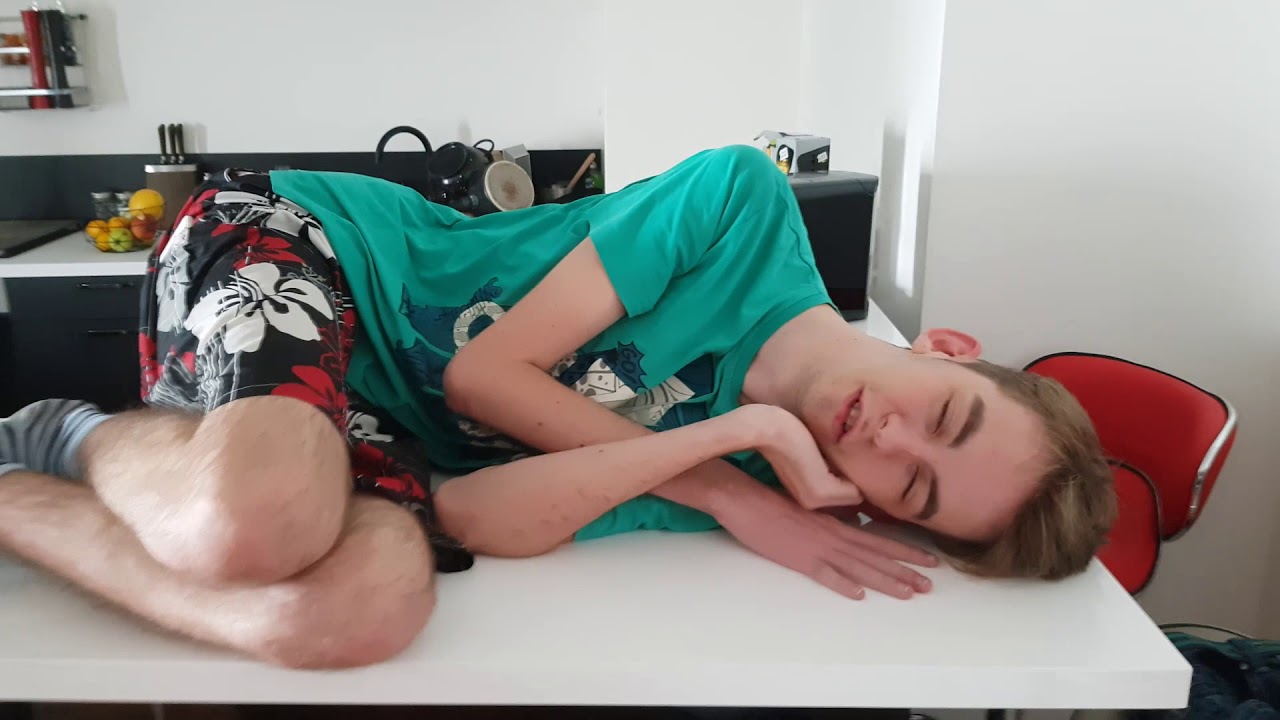 JE SURPREND KENNY EN TRAIN DE DORMIR SUR MON BAR