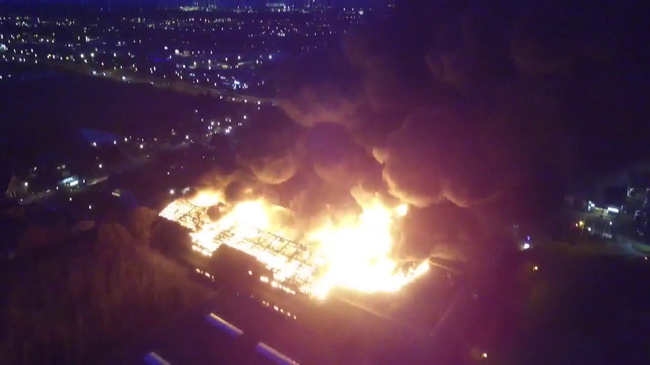 Dronebeelden tonen omvang grote brand in Zwaag
