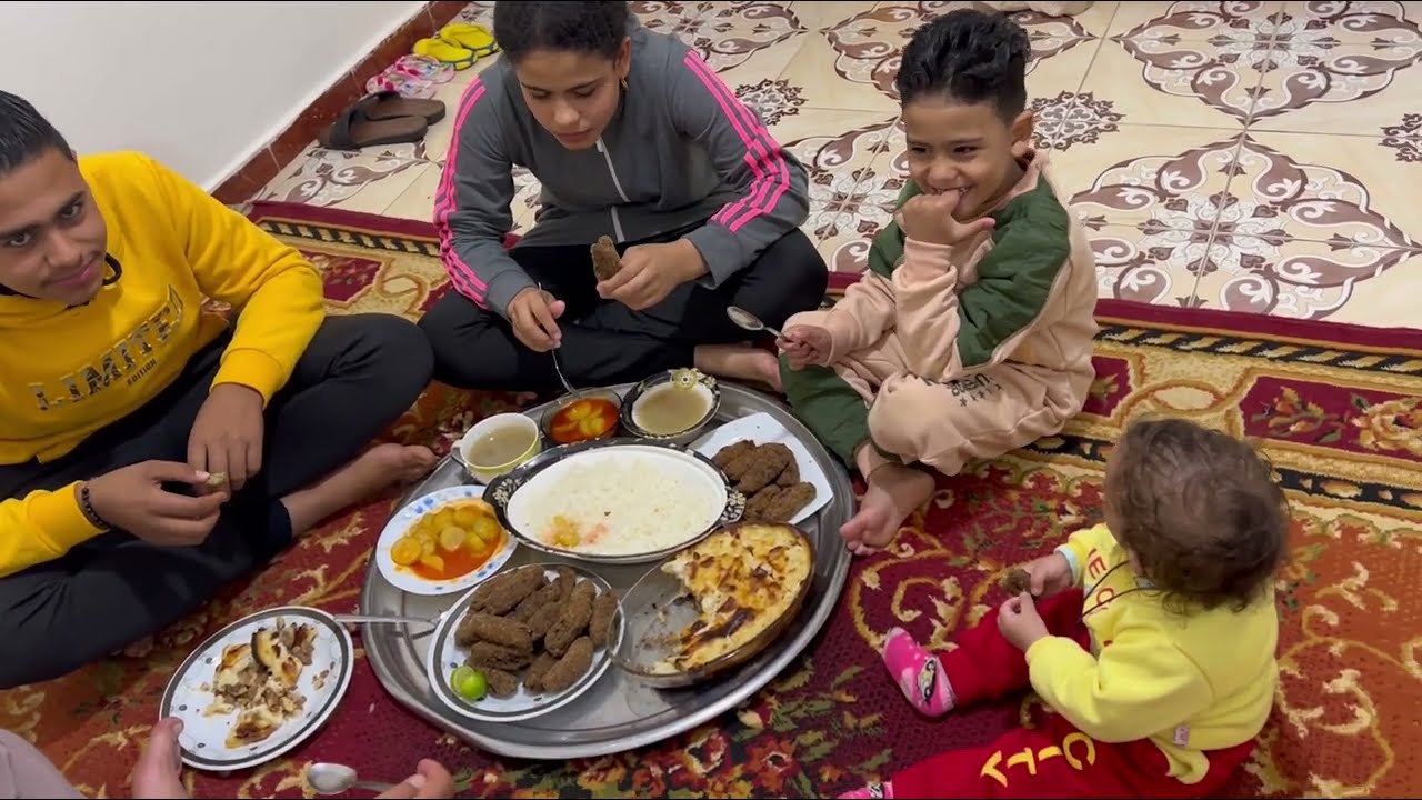 عزومه امي لخالتي والعروسه غصون كان لازم اقف جنبها واشيلها ياما شالتنا واحنا صغار جه الدور علينا