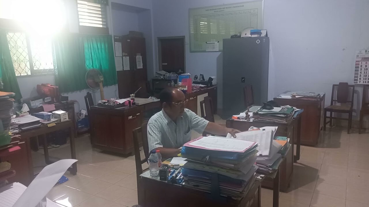 Ketika bekerja dengan banyak tumpukan kertas..dengan menulis secara manual..smpn1nanggulan