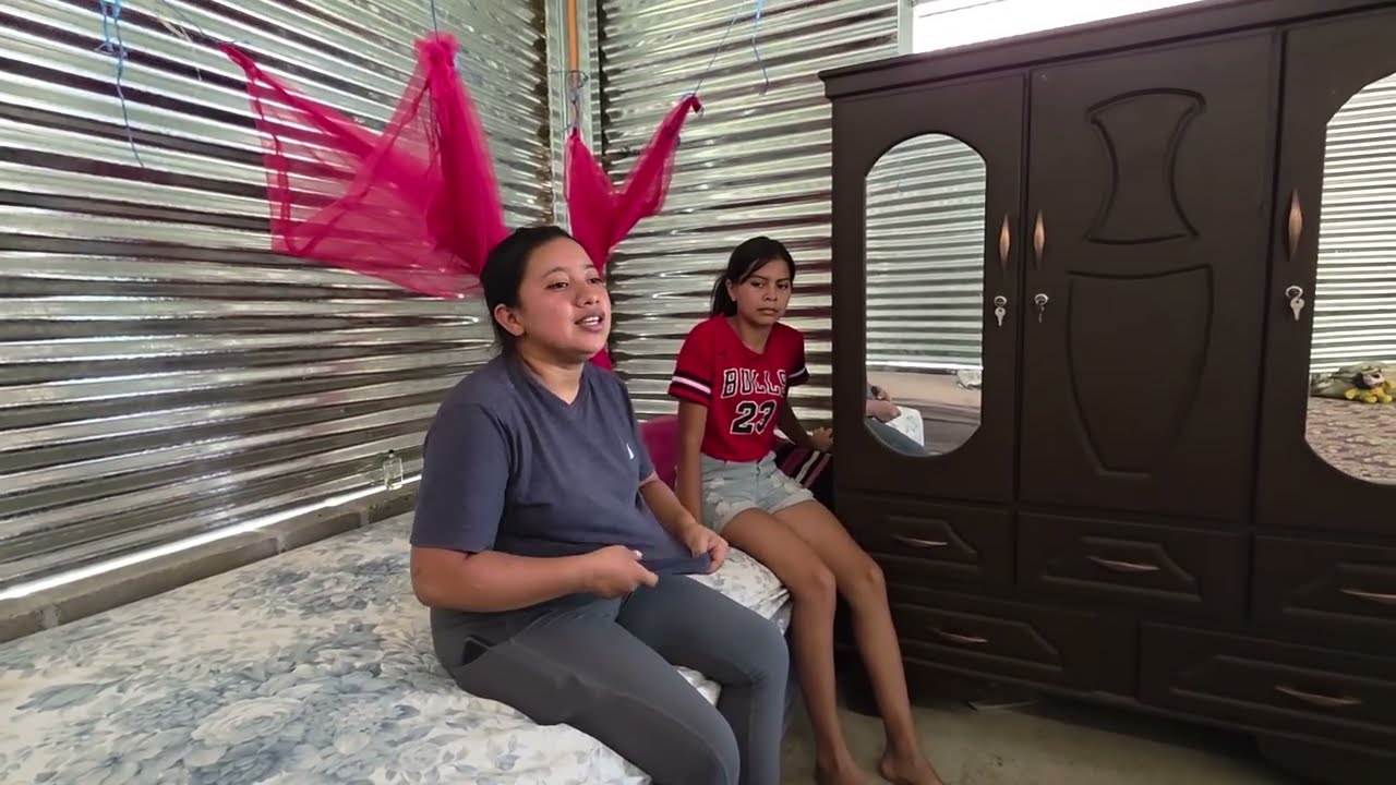 Estrella ase su limpieza y Dorcas la ayuda. 