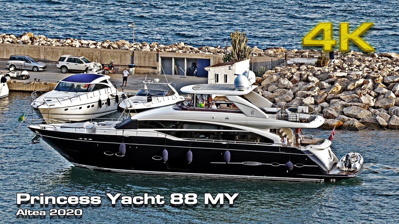 Princess Yacht 88 MY (precision docking)