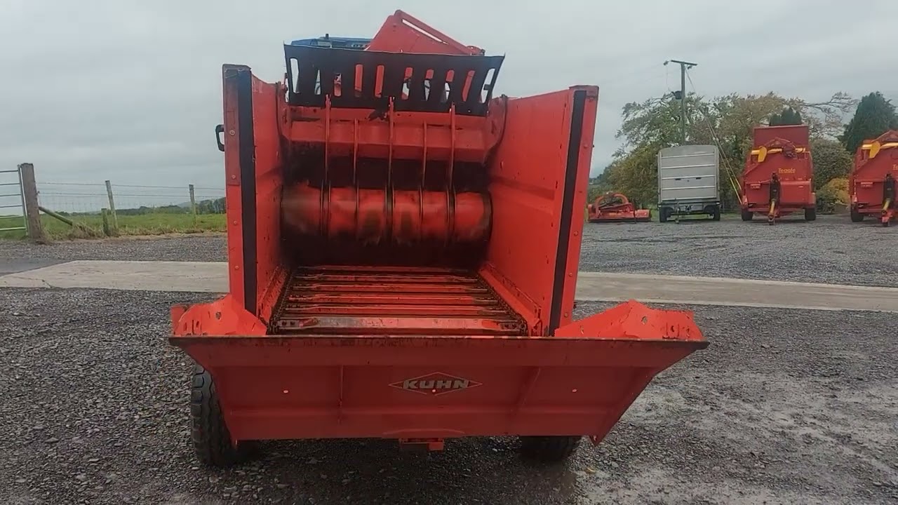 kuhn 3570M straw and silage chopper. In very good condition.