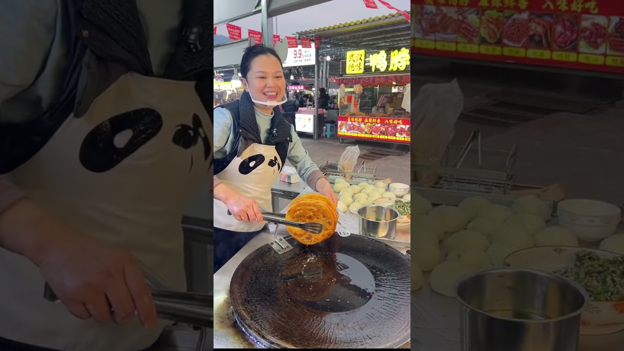 谁懂这5元葱油饼的魔力？大姐现包现煎，路人时不时排队买，这就是咱接地气的市井烟火气。#地方特色美食