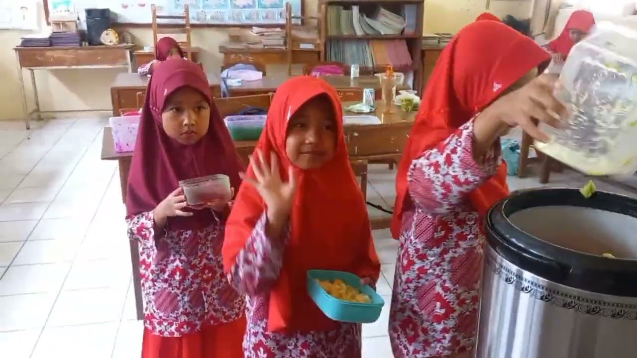 Kokurikuler Membuat Es Buah Kelas 1 SDN Sawangargo