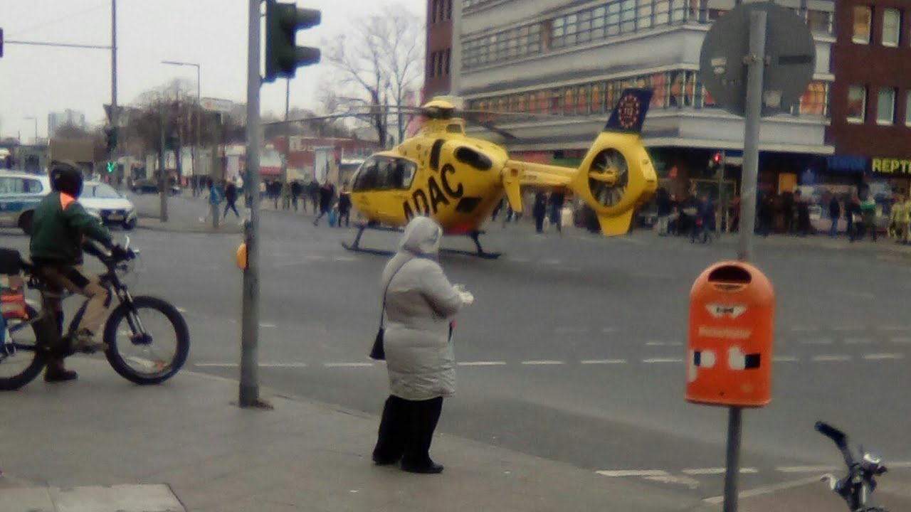 Spektakulärer Hubschrauber Einsatz mitten auf der Kreuzung