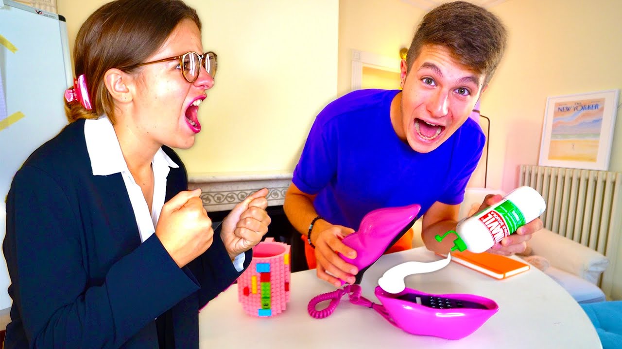 INCOLLIAMO GLI OGGETTI DELLA PROFESSORESSA FALSACCHIOTTA SULLA SUA CATTEDRA!! *SCHERZO*😂