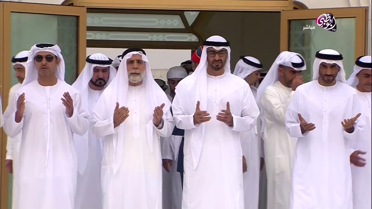 صاحب السمو الشيخ محمد بن زايد يتوجه إلى ضريح المغفور له بإذن الله الشيخ زايد بن سلطان آل نهيان