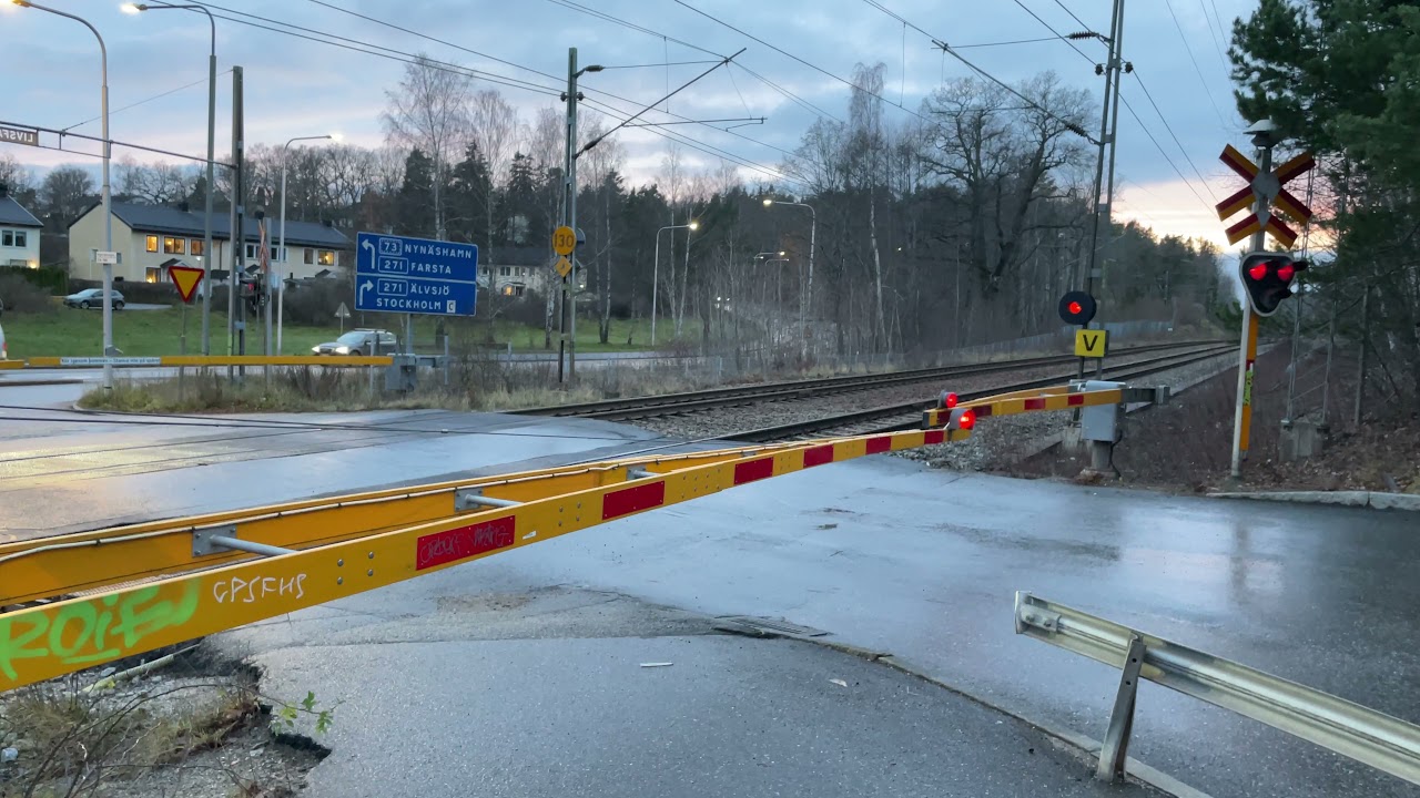 Filmar tåg i Fagersjö i Stockholm