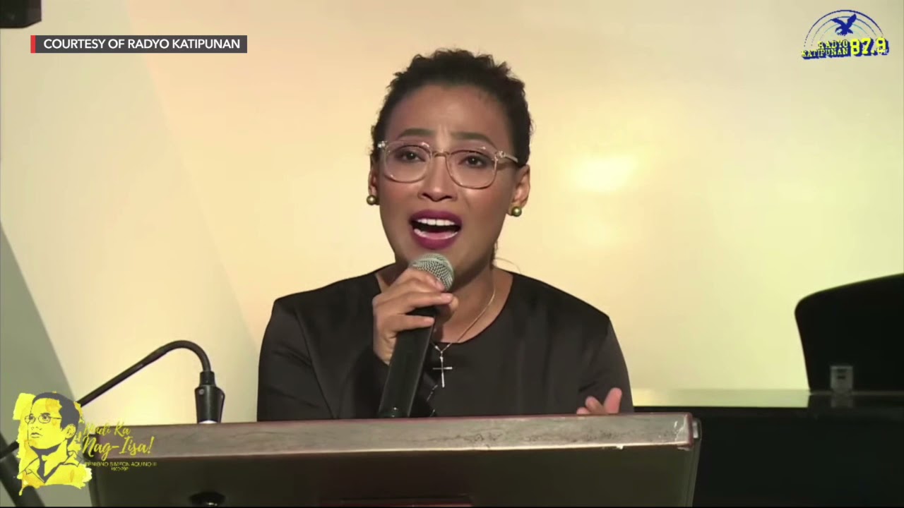 Jaya performs a song at Noynoy Aquino's wake