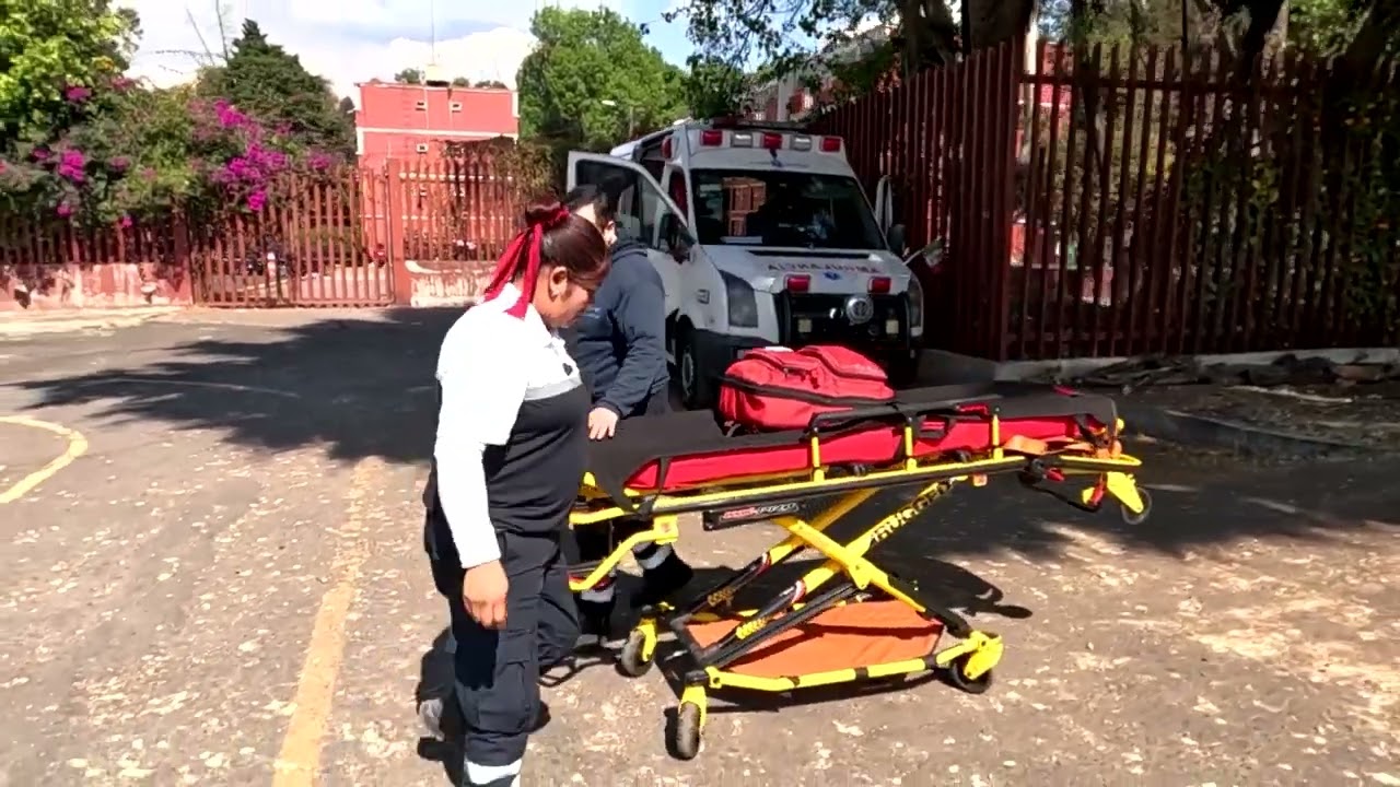 🚑 Controlar el carro camilla también es parte de salvar vidas.