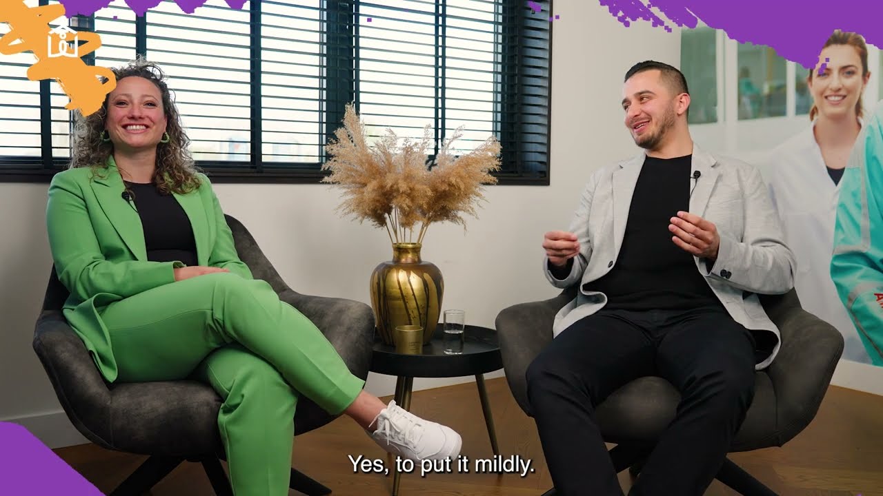 Recruiter Chantal in gesprek met zzp'er Ibrahim over het werken via TMI