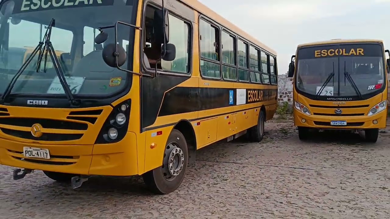 Ônibus Escolar Mercedes OF-1519R manobrando e estacionando após lavagem. 