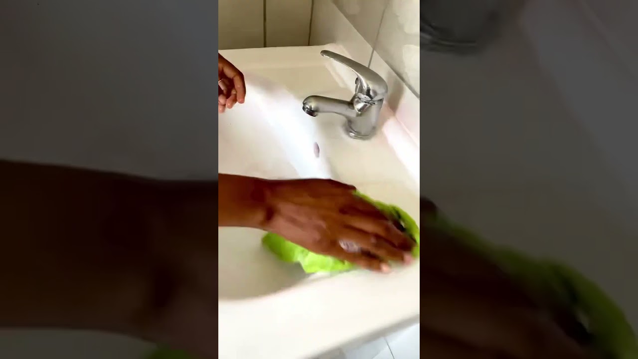 How to clean white ceramic sink #Shorts #cleaning #cleaningmotivation #cleaningtips