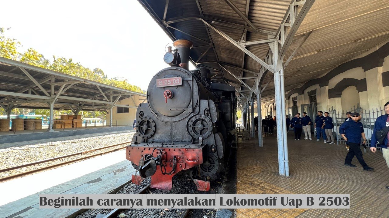 Beginilah caranya menyalakan Lokomotif Uap B 2503