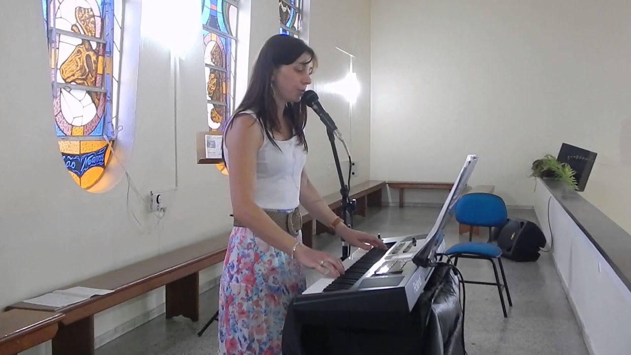 Débora Roedel cantando a 1* missa do ano 2015 [Cristo quero ser  instrumento]