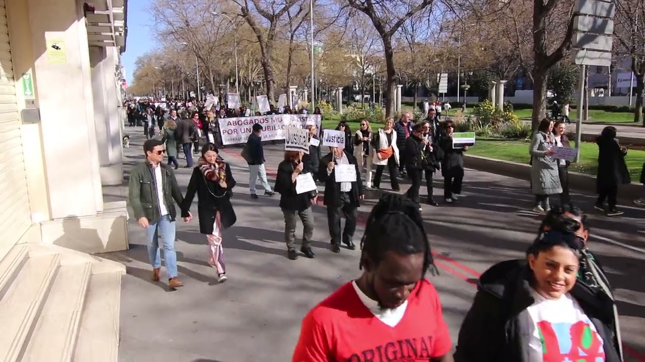 Abogados y procuradores de toda España se manifiestan en Madrid exigiendo una jubilación digna.