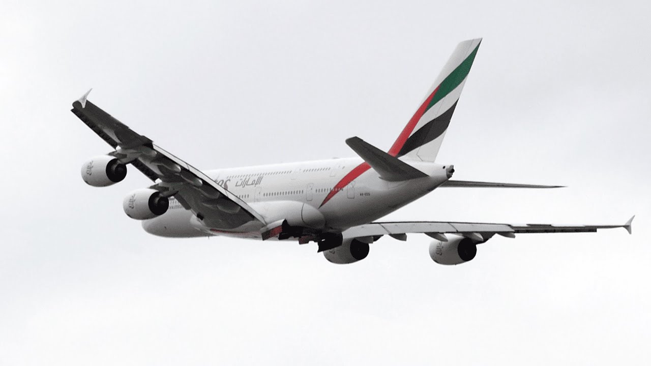 Emirates A380 Battles 24kts Crosswinds on Takeoff! - Toronto Pearson Planespotting