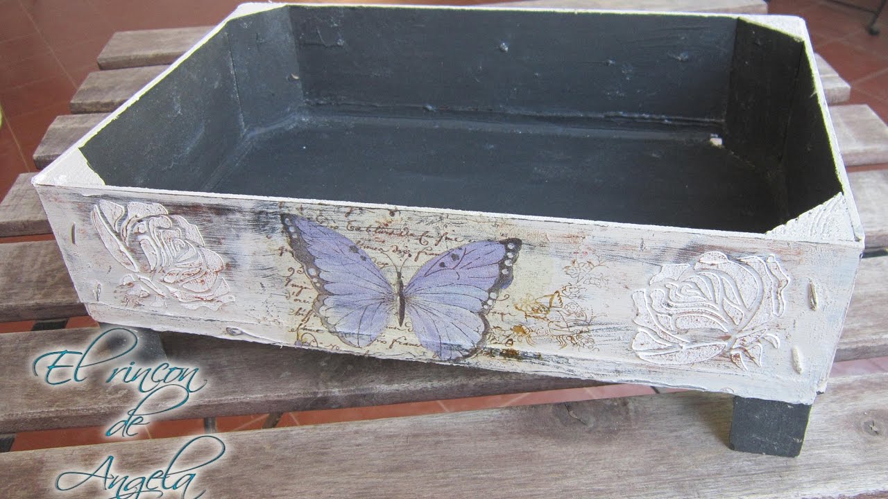 Decoupage, relieve y decapado sobre madera. Reciclar caja de fresas