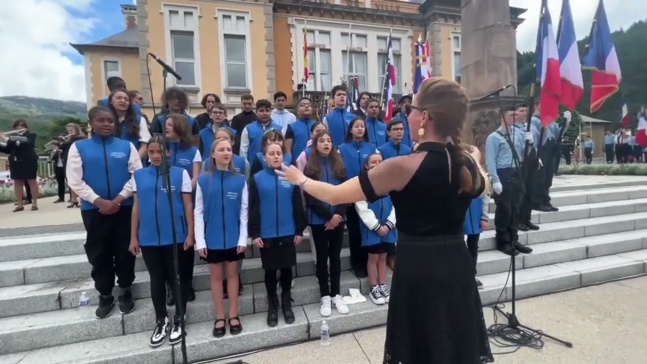 La Marseillaise - harmonie de Cluses et collège Geneviève de Gaulle - 8 mai Cluses
