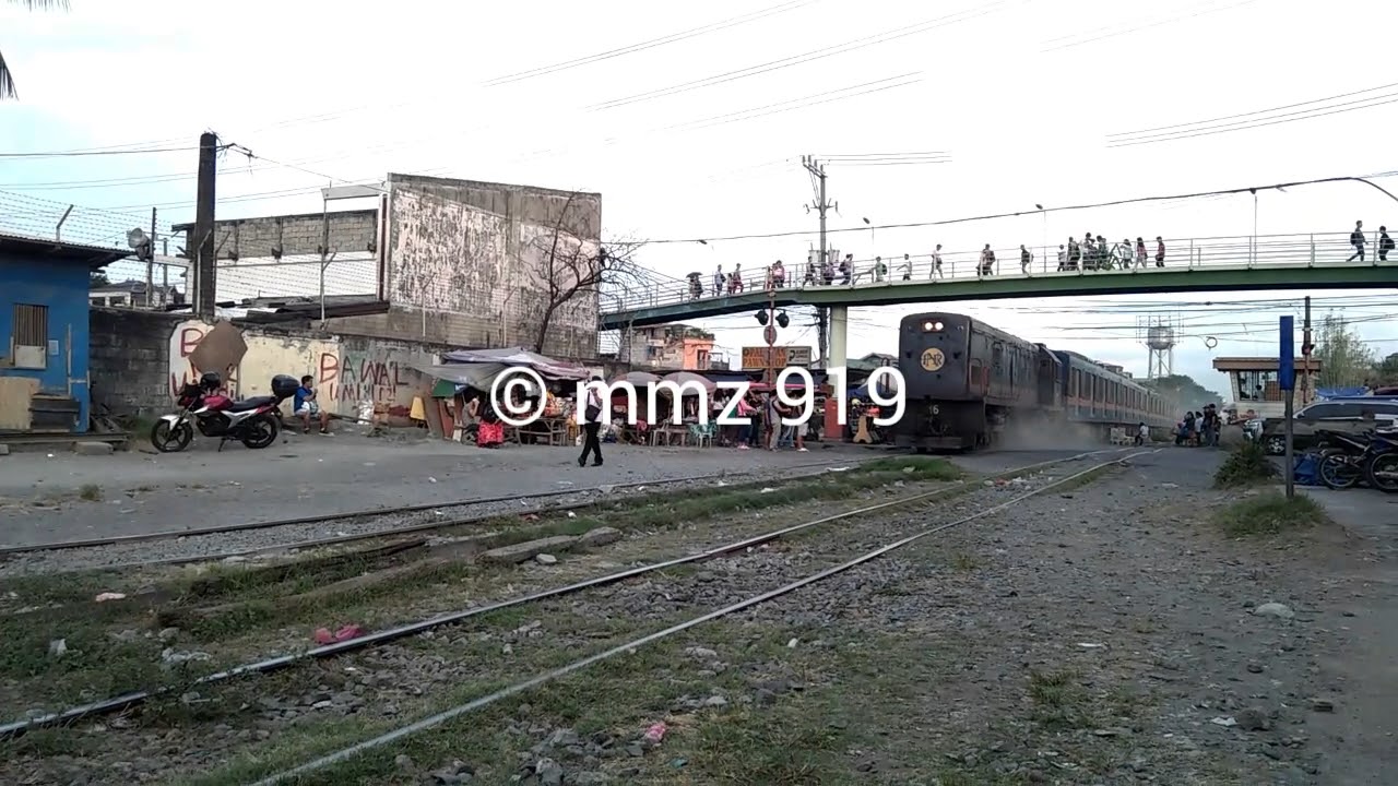 PNR DEL 916 & EMU 01 arriving Bicutan Station