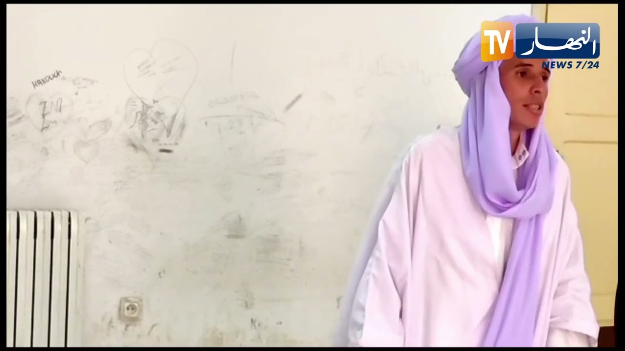 باللباس التقليدي العربي الأصيل.. طالب جامعي من بريزينة يناقش مذكرة تخرجه بالمركز الجامعي نور البشير