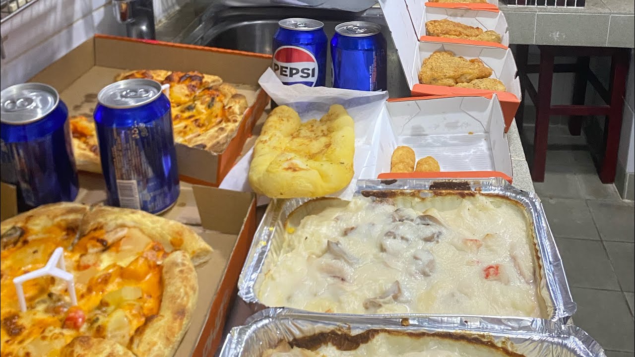 $260四人份量pizza晚餐：兩份千島海鮮pizza🥳兩份白汁焗飯🥳三份炸雞🥳四罐可樂🥳兩份小食👍～抵食嗎🤣？
