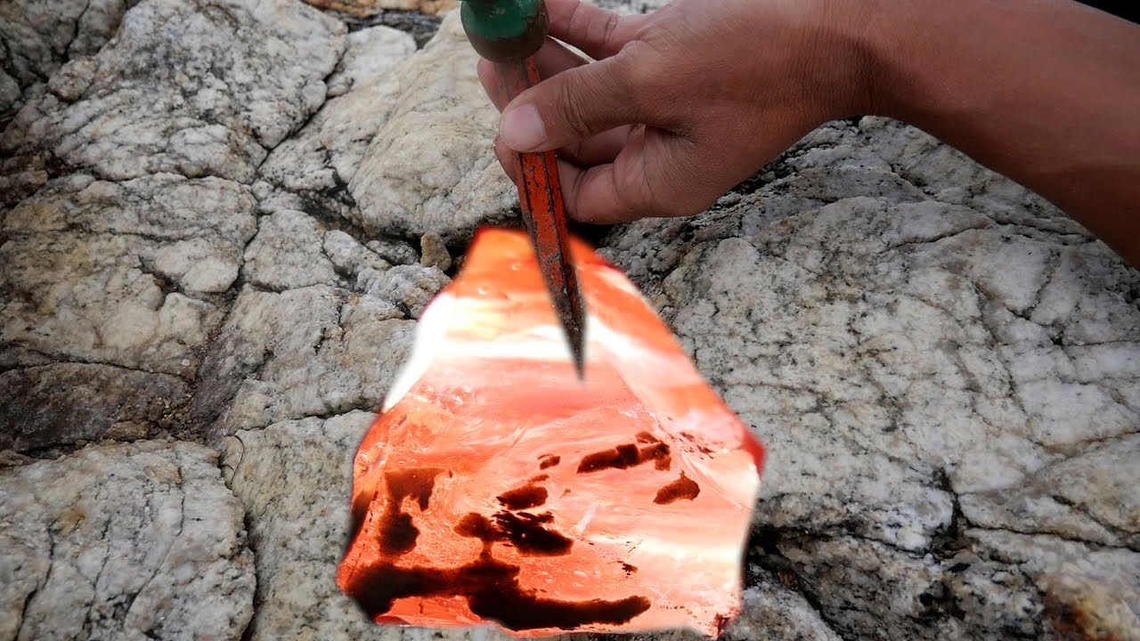 Large quantities of natural gold, diamonds, and citrine were discovered in the goldfields.