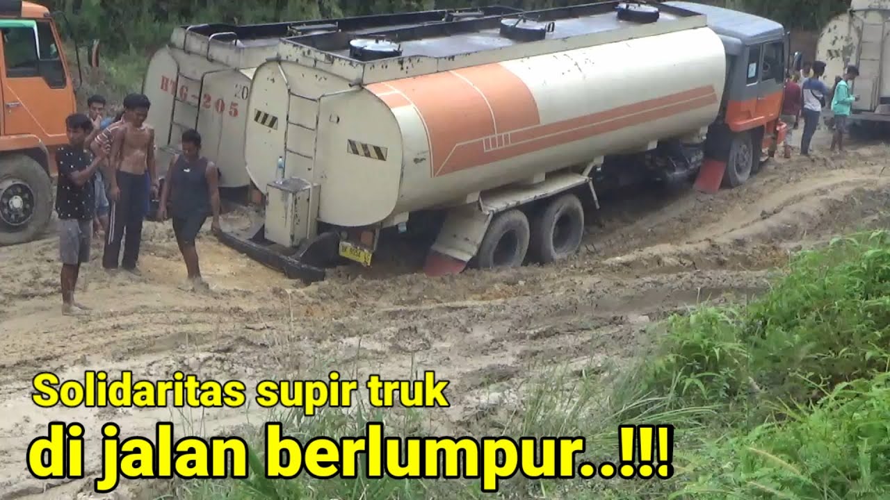 Solidaritas supir truk di jalan berlumpur