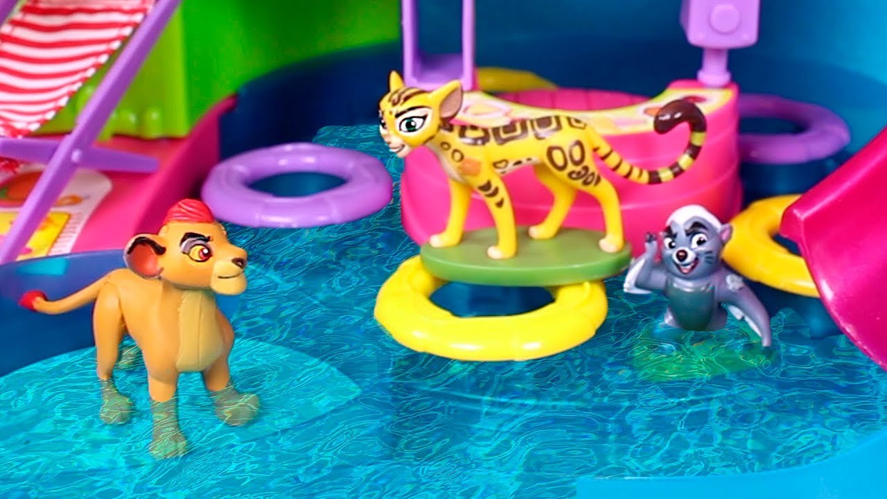 🦁 LA GUARDIA DEL LEÓN 🦁 Kion va al parque acuático | Disney Episodios Juguetes en Español