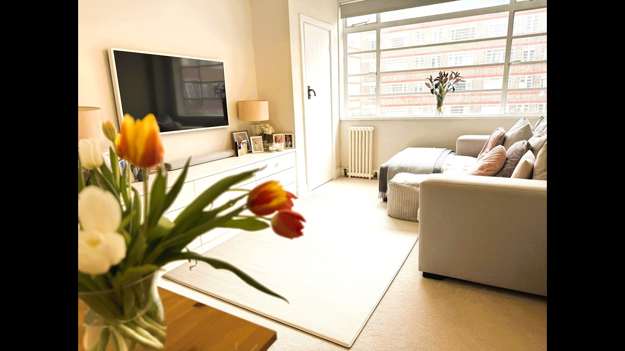 Love Art Deco, love storage, we have the flat for you in this 1937 Art Deco block in Balham London