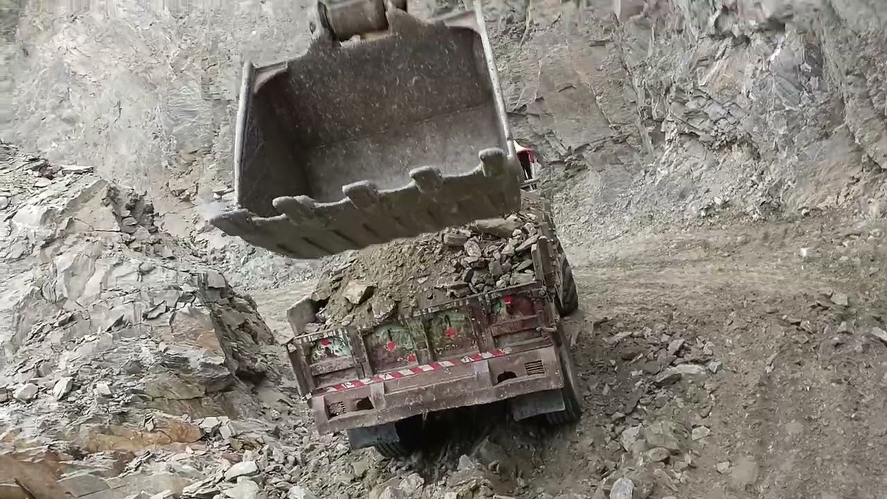 Mahindra tractor moram loding full process in stone mines