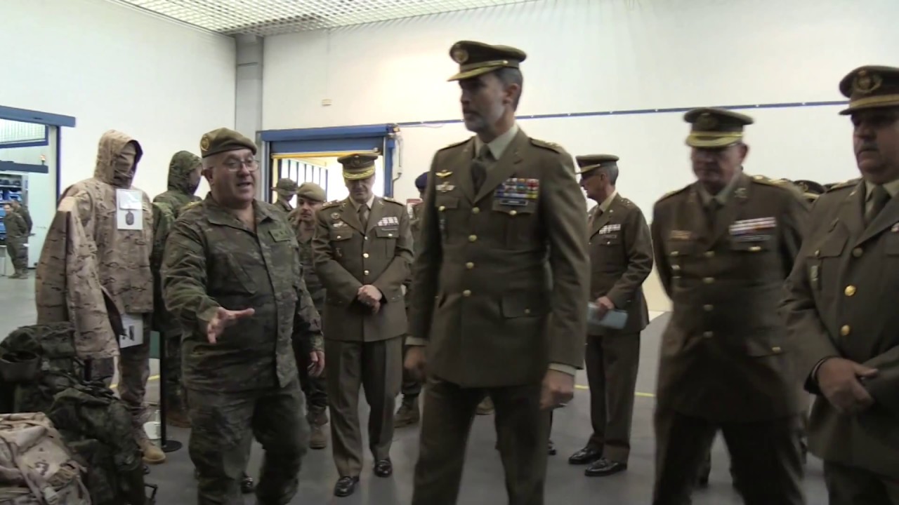 S.M. el Rey, en el Parque y Centro de Abastecimiento de Material de Intendencia del Ejército