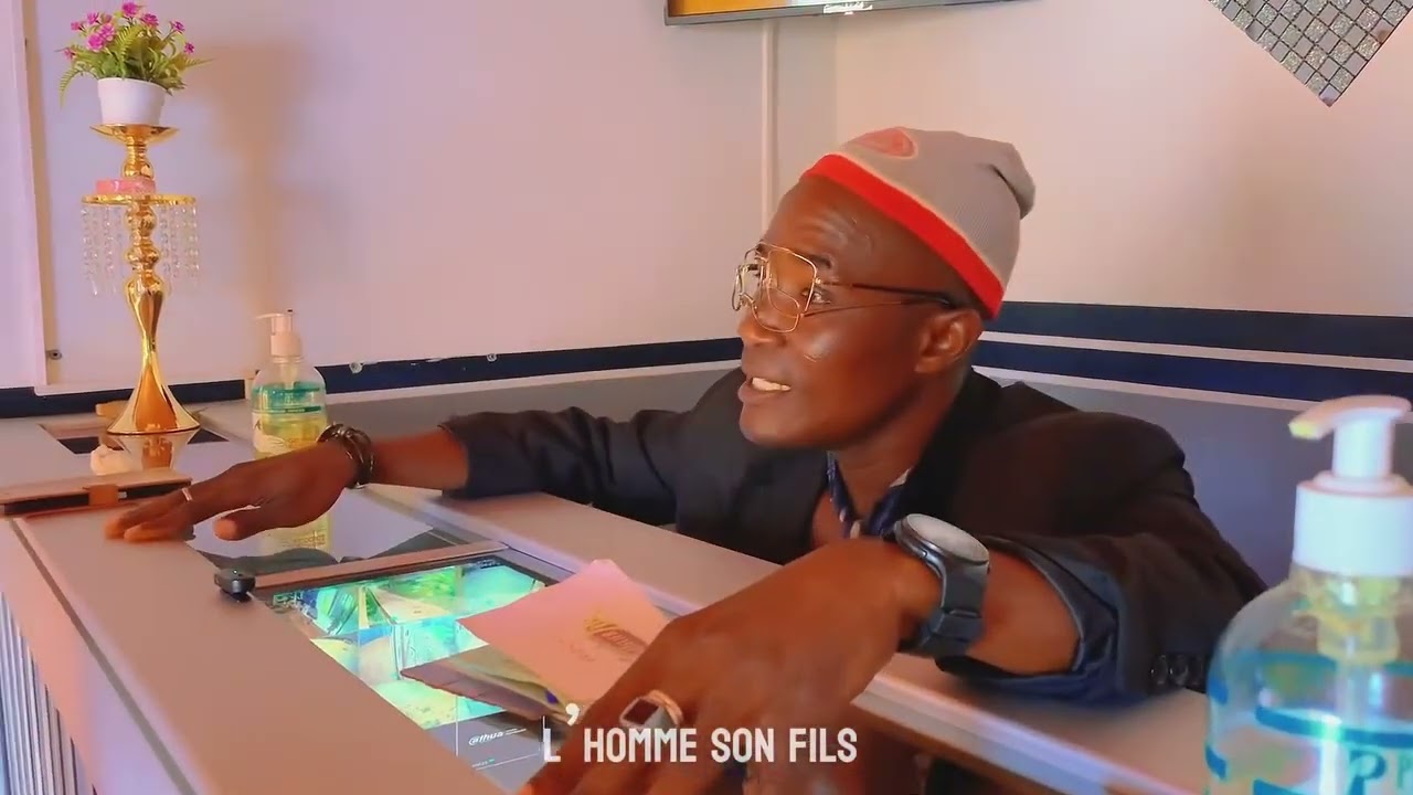 LE MARI D'AFFOUÉ  ET SON FILS, le Gérant d'hôtel.