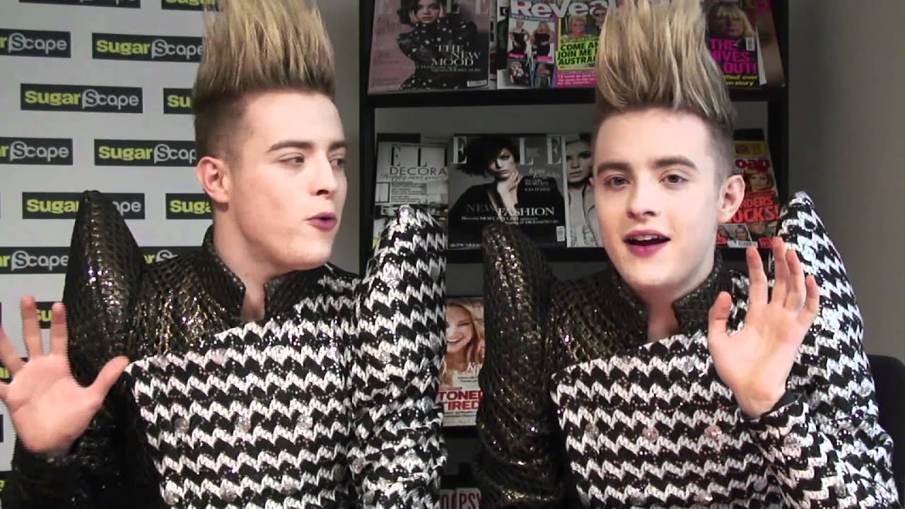 Jedward act out Twilight & Justin Bieber proposing to Selena Gomez