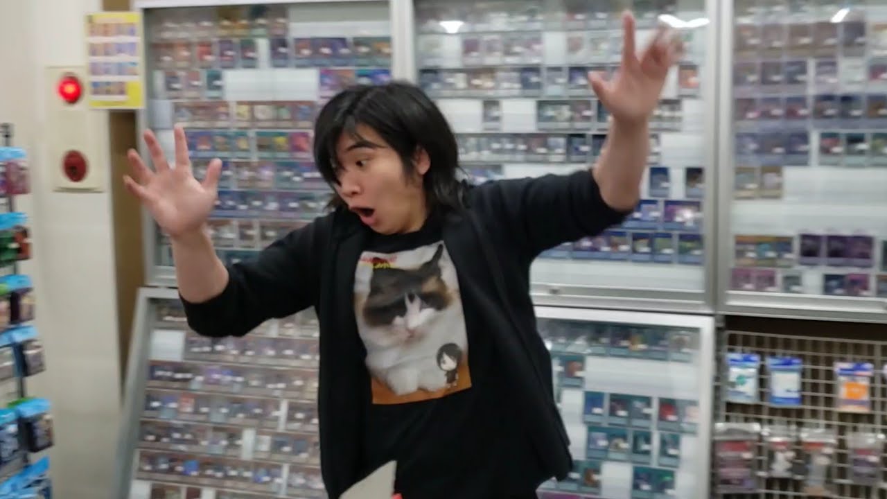 オリパを試しに2パック買ったら歯止めが効かなくなり頭がイカれて店内で走り回るオタクwww