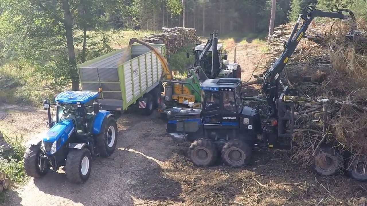 Wehage Lohnunternehmen am Holz hacken