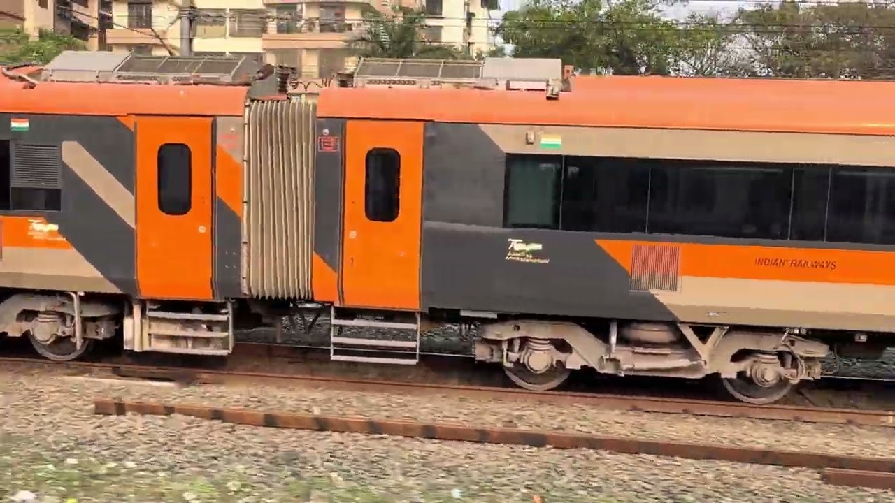 Mumbai - Ahmedabad Vande Bharat orange train parallel run with Mumbai local #vandebharatexpress 
