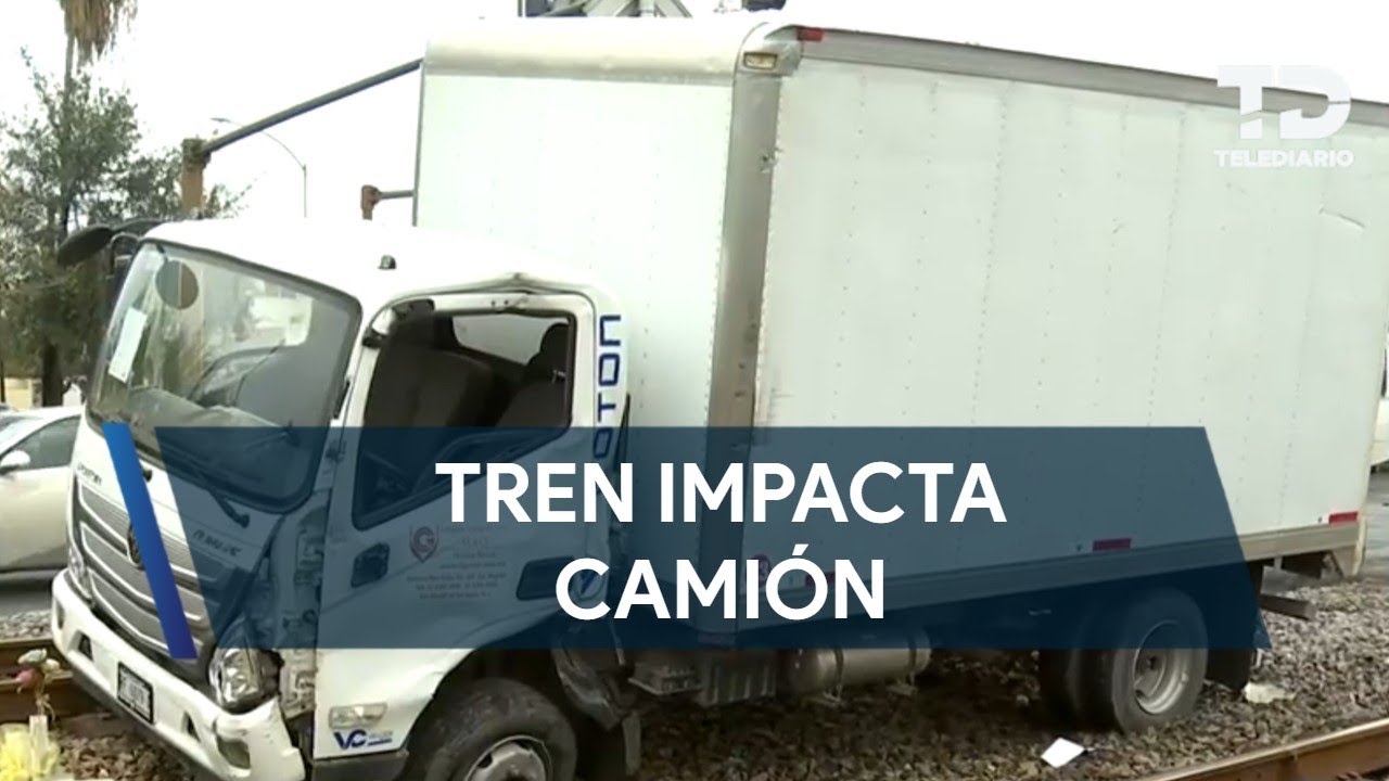 Tren impacta a camioneta en la avenida Juan Pablo II en San Nicolás