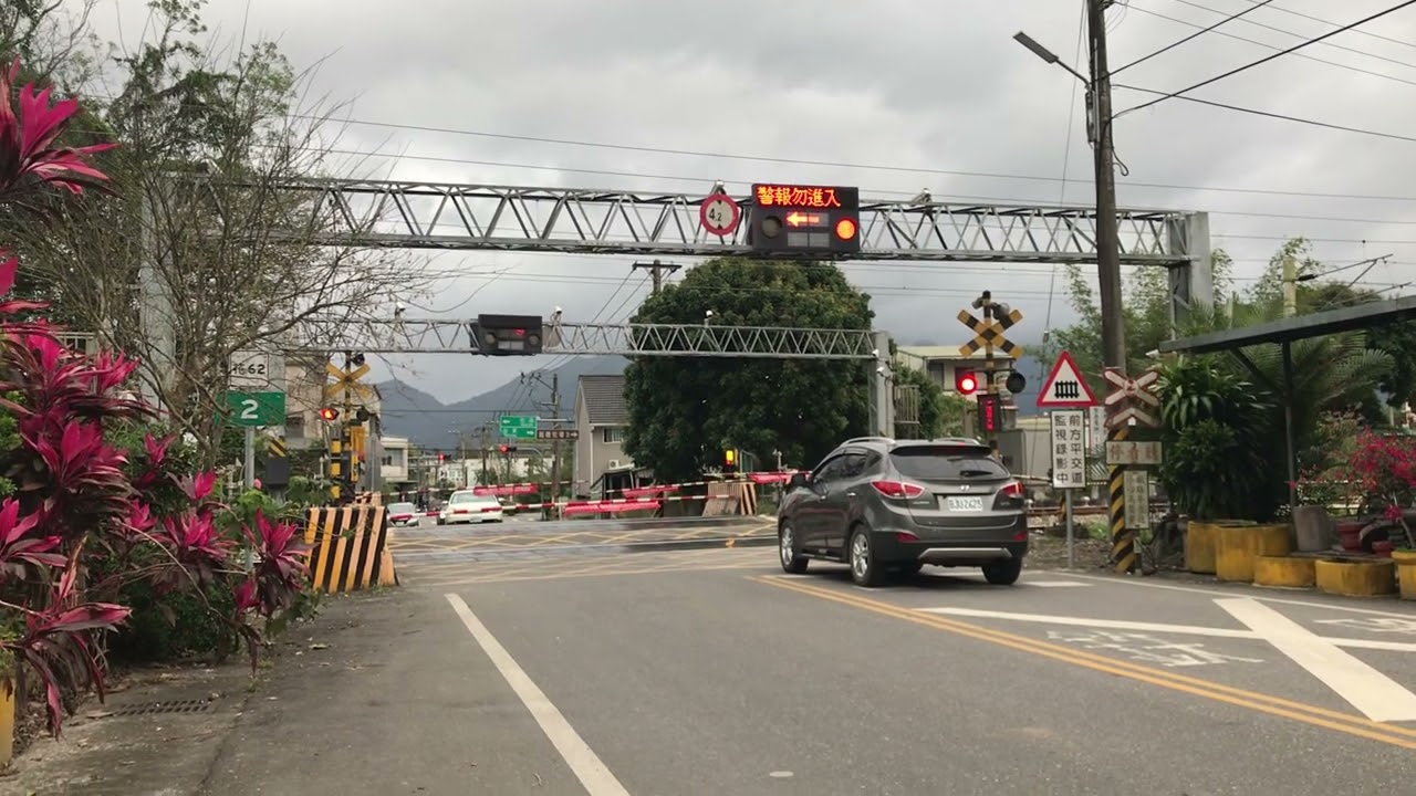 ￼￼瑞穗站南平交道422新自強通過，超讚雙板