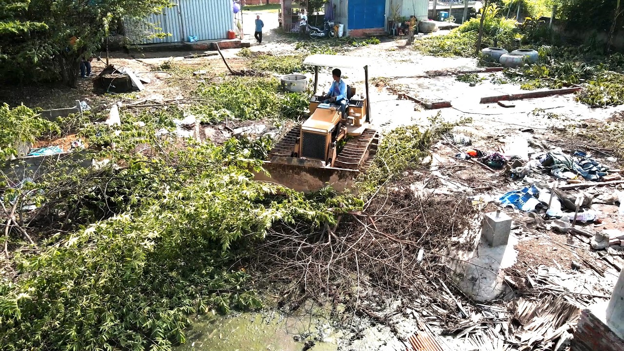 Start of the project to fill the site of the old house that was demolished by machinery