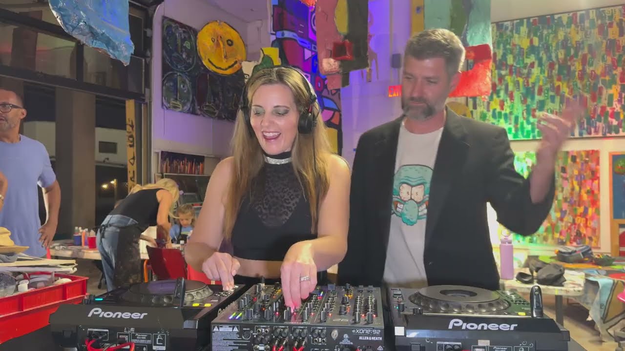 TJR - Just Gets Better feat Xavier [Extended Dub]